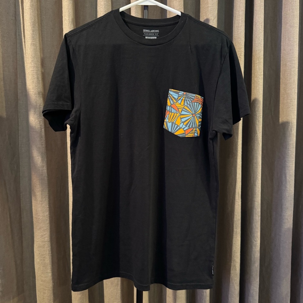 Billabong Tee w/ single pocket - Medium 🖤